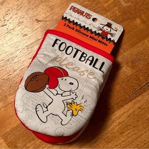 Peanuts Snoopy Woodstock Football Please Two Pack Oven Mitts BRAND NEW!!